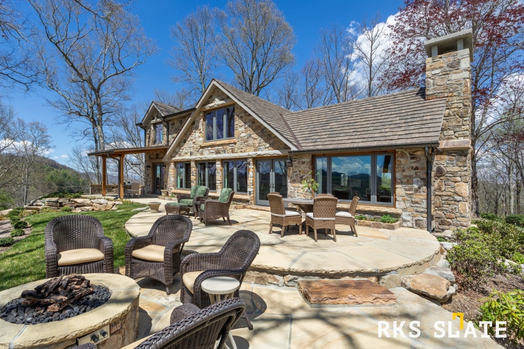 Облицовочный камень RKS SLATE Beige Quartz Castle - фото фасада из натурального камня