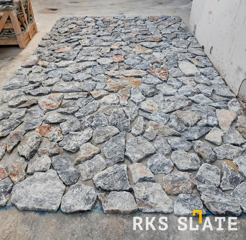 Сухая раскладка камня RKS SLATE Anatolian Black Marble Loose перед монтажом