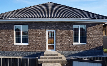 3D панелей из натурального камня RKS SLATE Сланец Black Slate Modern на цоколе дома г. Курск