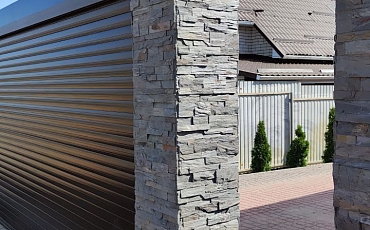 Применение 3D панелей из натурального камня RKS SLATE Кварцит Rustic Classic Z для облицовки столбов забора с. Семилуки Воронежская область 