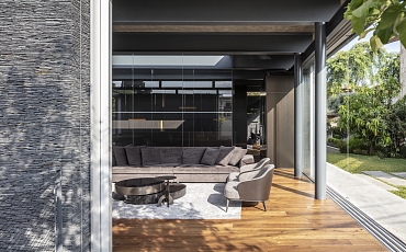 Декоративный камень черный Сланец Black Waterfall Pencil в оформлении фасада