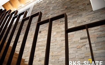 Отделка декоративным камнем 3D панелями RKS SLATE Кварцит Beige Quartz Modern лестницы в доме