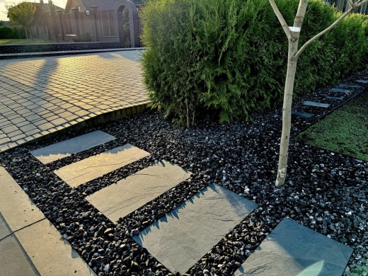 Черный натуральный сланец RKS SLATE Brazil Black в ландшафтном дизайне