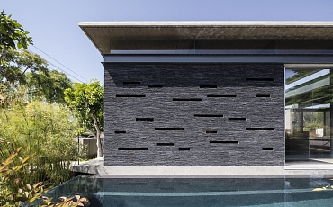 Декоративный камень черный Сланец Black Waterfall Pencil в оформлении фасада