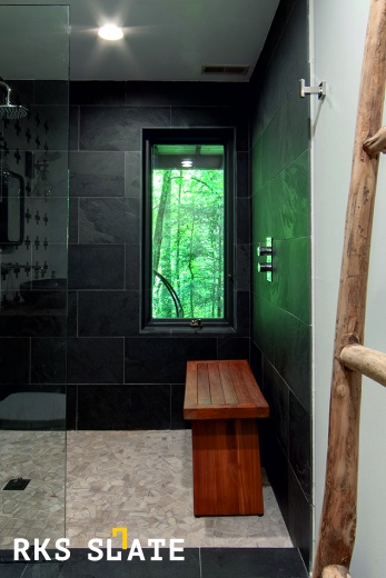 Плитка из натурального камня Сланец RKS SLATE Brazil Black Natural в интерьере ванной