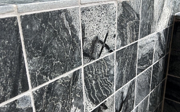 Сланцевая плитка Silver Grey Matrix Honed: элегантное решение для вашего экстерьера