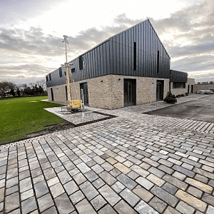 Крупный план текстуры натурального камня RKS SLATE Кварцит Sesame Yellow Country, демонстрирующий естественные швы и уникальный рисунок.