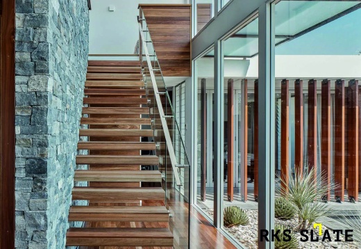 оформление лестницы натуральным камнем