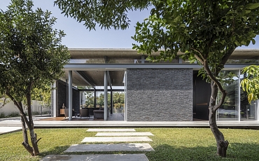 Декоративный камень черный Сланец Black Waterfall Pencil в оформлении фасада