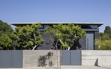 Декоративный камень черный Сланец Black Waterfall Pencil в оформлении фасада