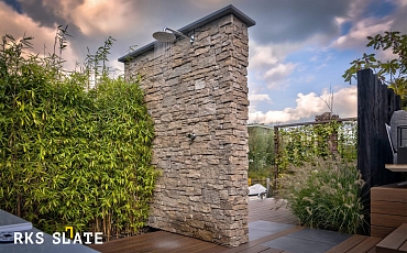 Декоративный камень RKS SLATE Кварцит Sesame Yellow Country и террасная доска ДПК Bamberg, African Bubinga в ландшафтом дизайне