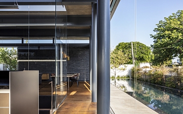 Декоративный камень черный Сланец Black Waterfall Pencil в оформлении фасада