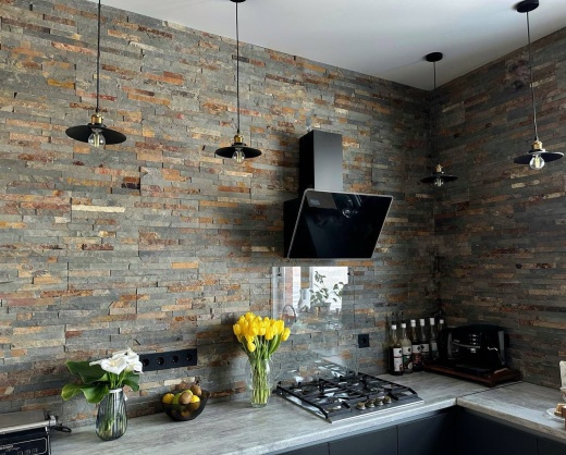 3D панели RKS SLATE Сланец Multicolor Classic в интерьере кухни г. Белгород