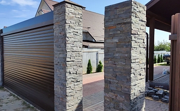 Применение 3D панелей из натурального камня RKS SLATE Кварцит Rustic Classic Z для облицовки столбов забора с. Семилуки Воронежская область 