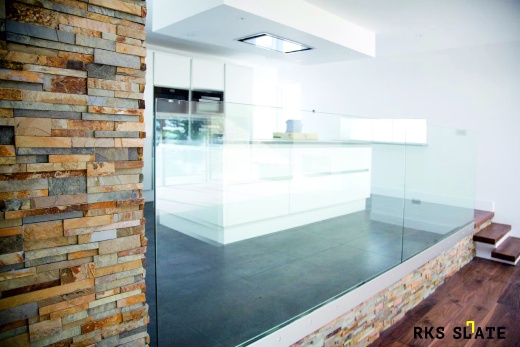 3D панели из натурального камня RKS SLATE Сланец Multicolor Classic в интерьере гостинной