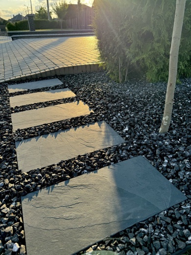 Черный натуральный сланец RKS SLATE Brazil Black в ландшафтном дизайне