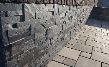 3D панелей из натурального камня RKS SLATE Сланец Black Slate Modern на цоколе дома г. Курск
