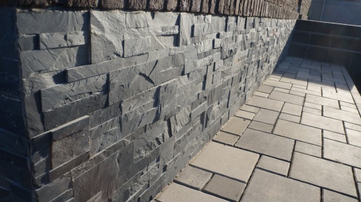 Фото объект 3D панелей из натурального камня RKS SLATE Сланец Black Slate Modern на цоколе дома г. Курск