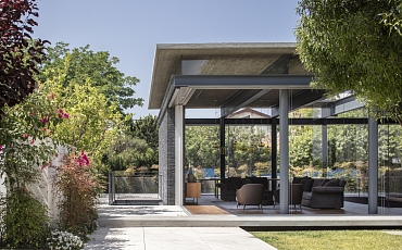 Декоративный камень черный Сланец Black Waterfall Pencil в оформлении фасада