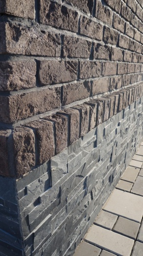 Фото объект 3D панелей из натурального камня RKS SLATE Сланец Black Slate Modern на цоколе дома г. Курск