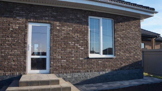 Фото объект 3D панелей из натурального камня RKS SLATE Сланец Black Slate Modern на цоколе дома г. Курск