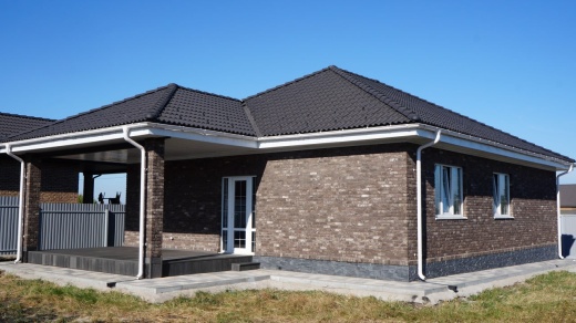 Фото объект 3D панелей из натурального камня RKS SLATE Сланец Black Slate Modern на цоколе дома г. Курск