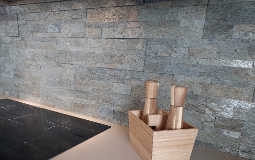 3D панели RKS SLATE Кварцит Silver Shine Classic Z в интерьере кухни