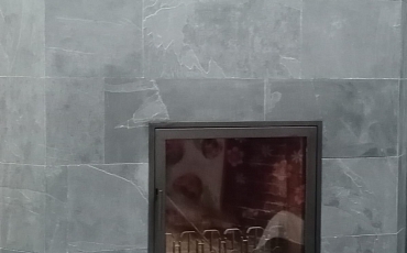 Эффектный контраст с помощью сланцевой плитки RKS Slate Brazil Black Natural