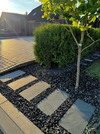 Черный натуральный сланец RKS SLATE Brazil Black в ландшафтном дизайне