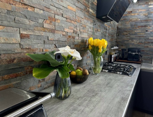 3D панели RKS SLATE Сланец Multicolor Classic в интерьере кухни г. Белгород