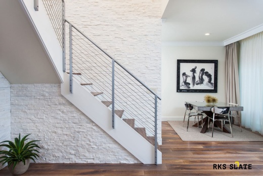 Оформление лестница 3D панелями из белого кварцита