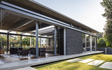 Декоративный камень черный Сланец Black Waterfall Pencil в оформлении фасада