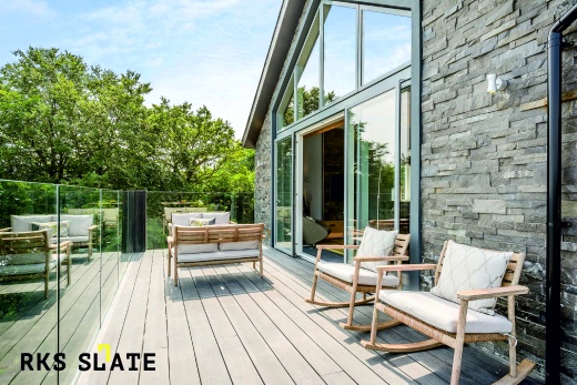 3D панели из натурального камня RKS SLATE Кварцит Shimla White Natural на фасаде дома