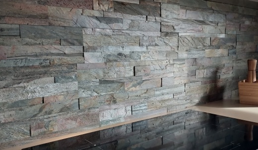 3D панели RKS SLATE Кварцит Silver Shine Classic Z в интерьере кухни