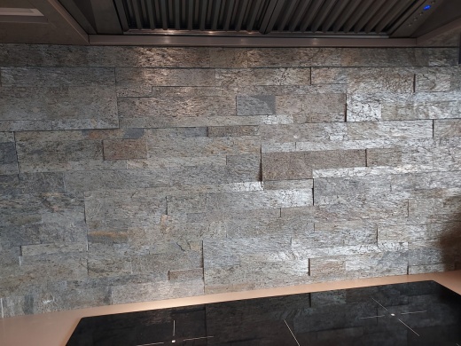 3D панели RKS SLATE Кварцит Silver Shine Classic Z в интерьере кухни