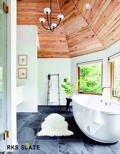 Напольная плитка из камня Сланец RKS SLATE Brazil Black Natural в ванной