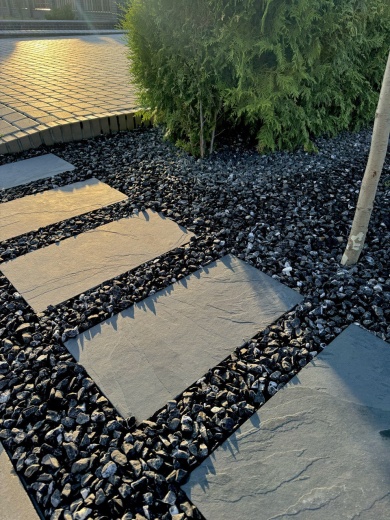 Черный натуральный сланец RKS SLATE Brazil Black в ландшафтном дизайне