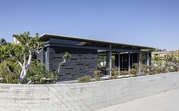 Декоративный камень черный Сланец Black Waterfall Pencil в оформлении фасада