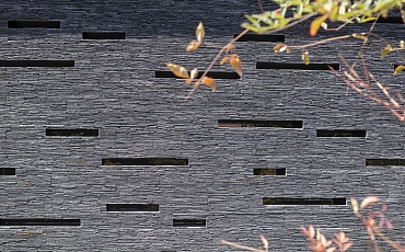 Декоративный камень черный Сланец Black Waterfall Pencil в оформлении фасада