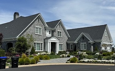 Облицовка фасада натуральным камнем кварцит Silver Grey