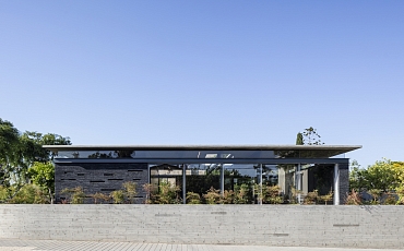 Декоративный камень черный Сланец Black Waterfall Pencil в оформлении фасада