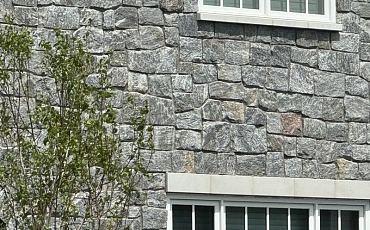 Облицовка фасада натуральным камнем кварцит Silver Grey